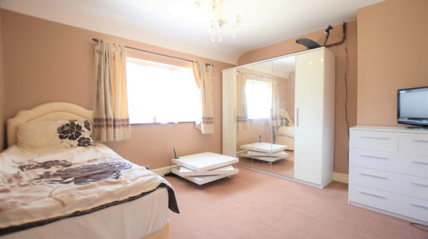3 Bedroom Mid Terraced House For Sale in Neville Road, Ilford, IG6 