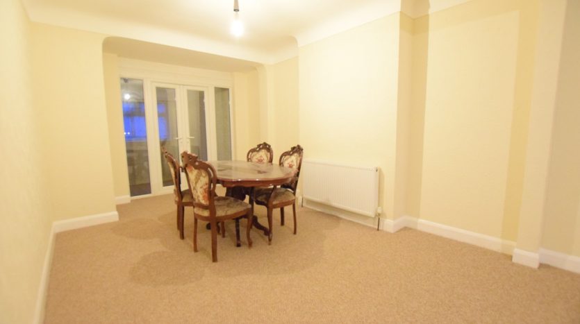 3 Bedroom Mid Terraced House To Rent in Wanstead Lane, Ilford, IG1 