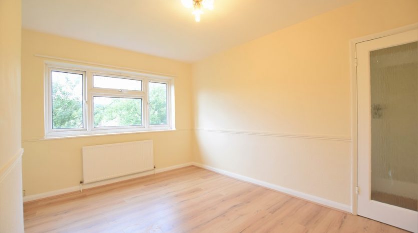 3 Bedroom Flat To Rent in Fullwell Avenue, Barkingside, IG5 