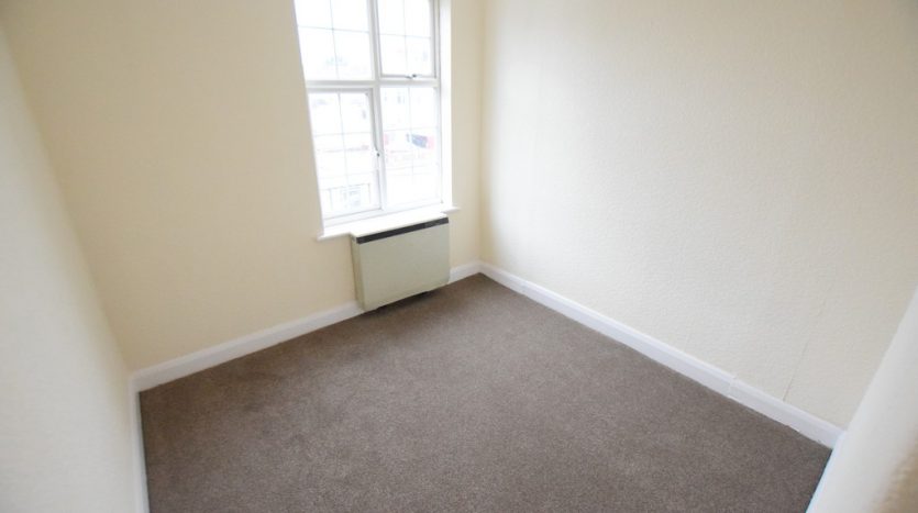 2 Bedroom Flat To Rent in Clayhall Ave, Clayhall, IG5 