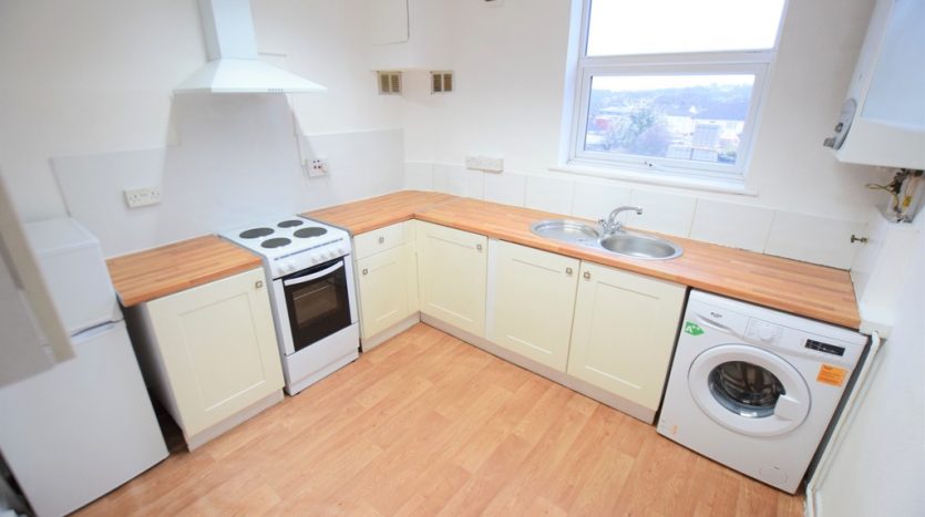 2 Bedroom Flat To Rent in Clayhall Ave, Clayhall, IG5 