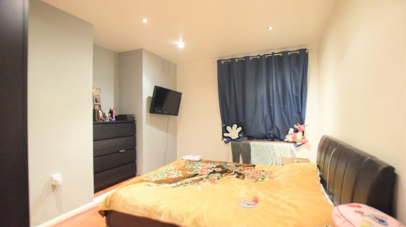2 Bedroom Ground Floor Flat To Rent in Harbourer Road, Ilford, IG6 
