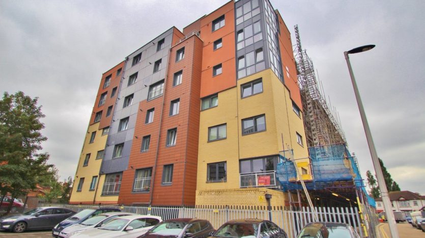 3 Bedroom Apartment To Rent in Bramley Crescent, Ilford, IG2 