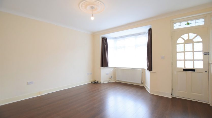 4 Bedroom Mid Terraced House To Rent in Chase Lane, Barkingside, IG6 