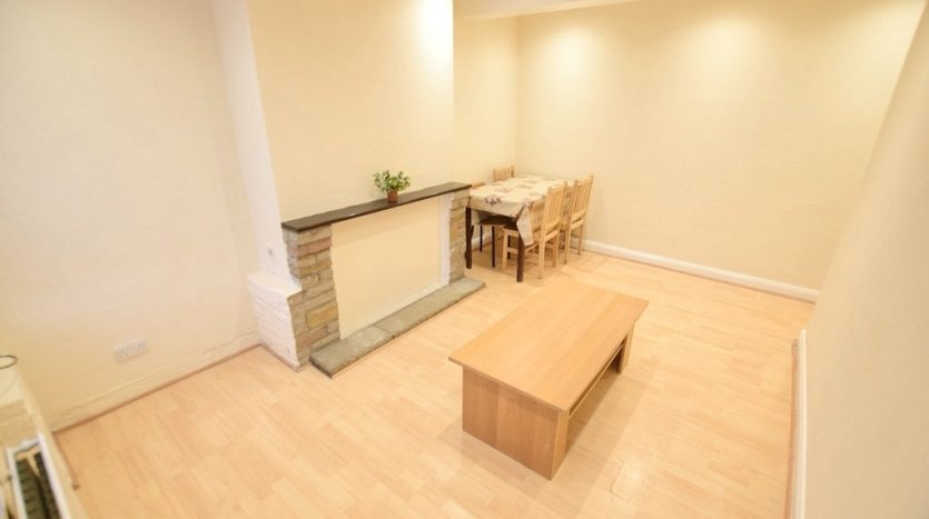 2 Bedroom Flat To Rent in Frinton Mews, Ilford, IG2 