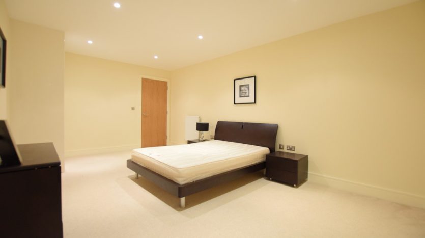 1 Bedroom Apartment To Rent in Lanterns Way, Canary Wharf, E14 