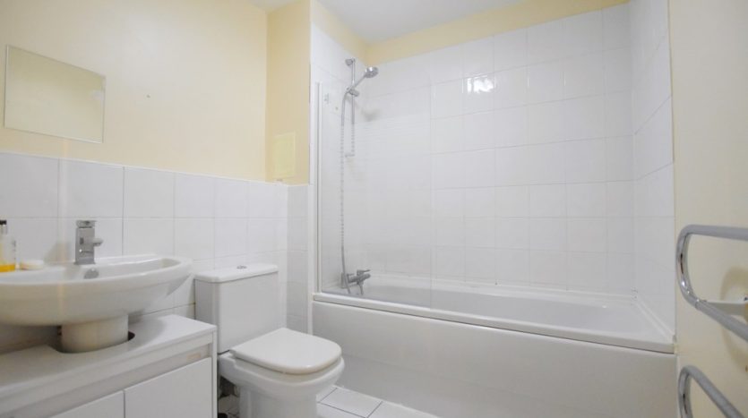 2 Bedroom Apartment To Rent in Monarch Way, Ilford, IG2 