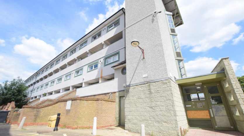 2 Bedroom Flat To Rent in Copperfield, Chigwell, IG7 