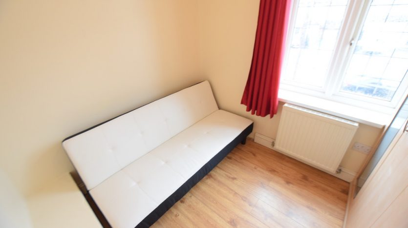 3 Bedroom Mid Terraced House To Rent in Tomswood Hill, Ilford, IG6 