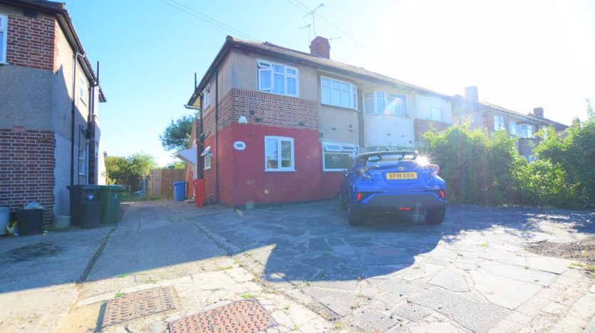 2 Bedroom Ground Floor Flat To Rent in Fullwell Avenue, Ilford, IG5 