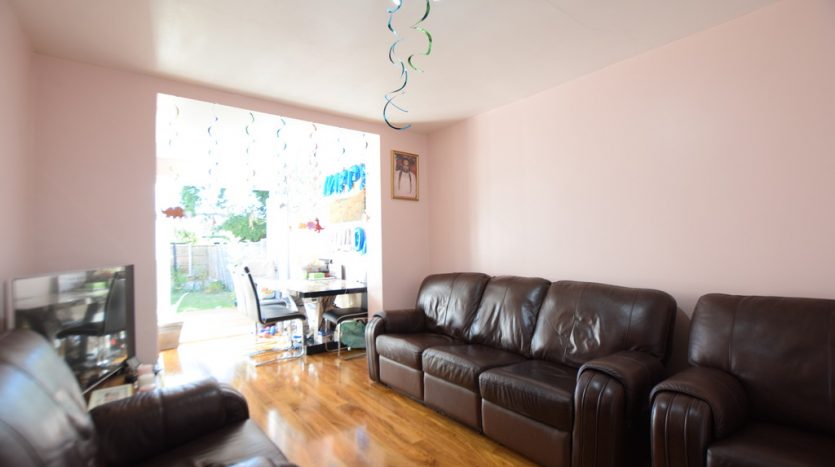 2 Bedroom Ground Floor Flat To Rent in Fullwell Avenue, Ilford, IG5 