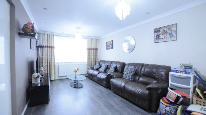 4 Bedroom Mid Terraced House To Rent in Tiptree Crescent, Barkingside, IG5 