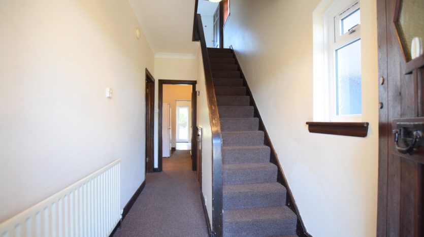 3 Bedroom Mid Terraced House To Rent in Colvin Gardens, Ilford, IG6 
