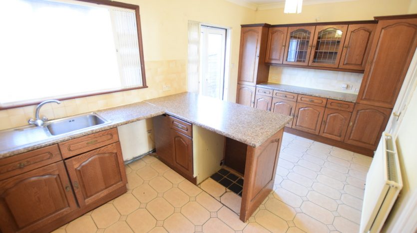 3 Bedroom Mid Terraced House To Rent in Colvin Gardens, Ilford, IG6 