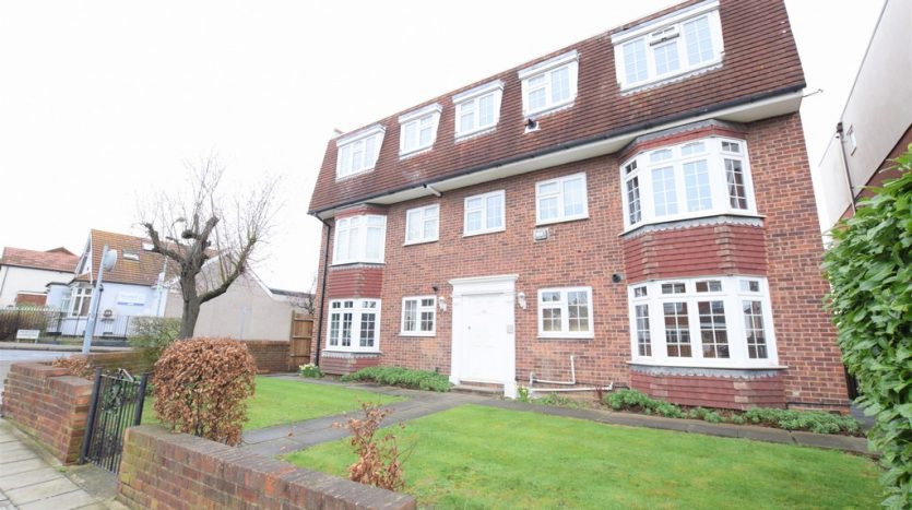 1 Bedroom Flat To Rent in Tomswood Hill, Chigwell, IG6 