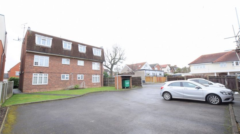1 Bedroom Flat To Rent in Tomswood Hill, Chigwell, IG6 