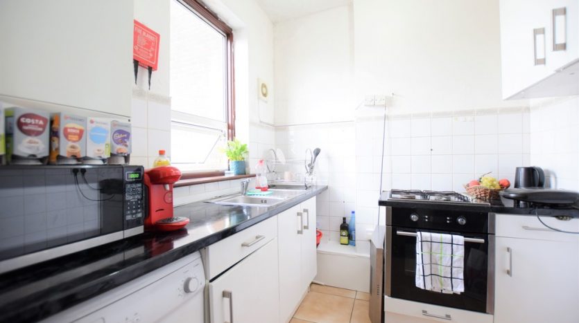 2 Bedroom Flat To Rent in Romford Road, Manor Park , E12 