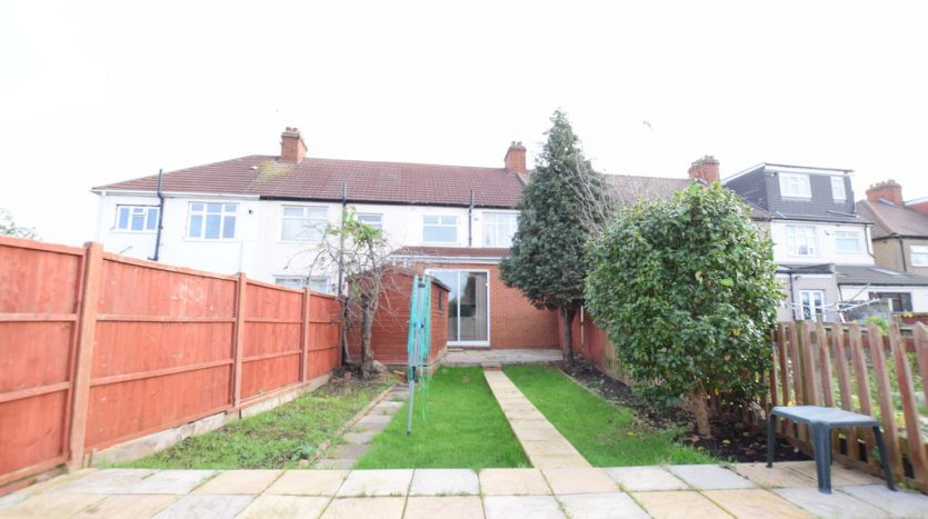 3 Bedroom Mid Terraced House To Rent in Brook Road, Ilford, IG2 