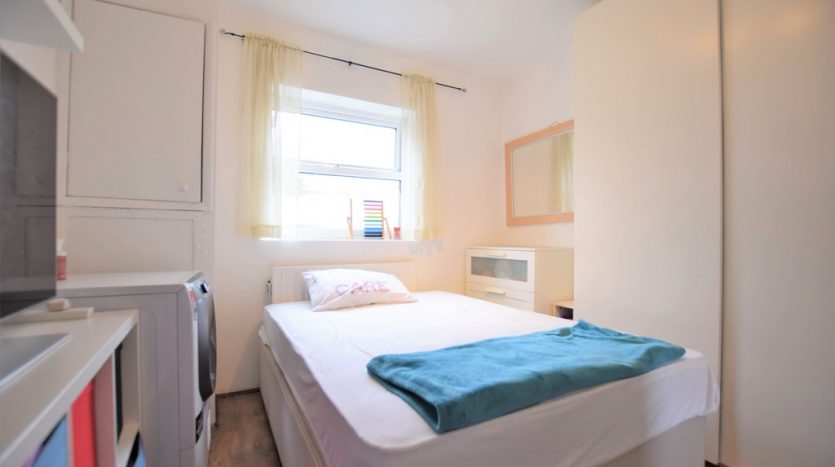 2 Bedroom Ground Floor Flat To Rent in Empress Avenue, Ilford, IG1 