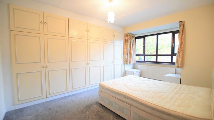 2 Bedroom Apartment To Rent in Park Avenue, Ilford, IG1 
