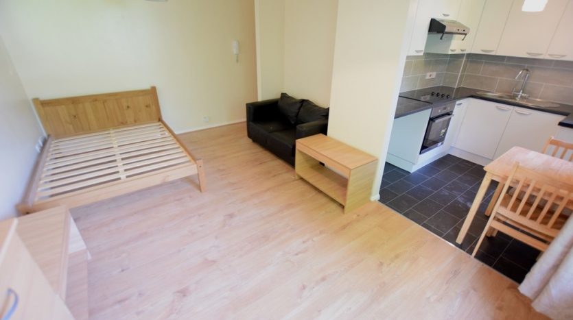 Studio Apartment For Sale in London Road, Romford, RM7 