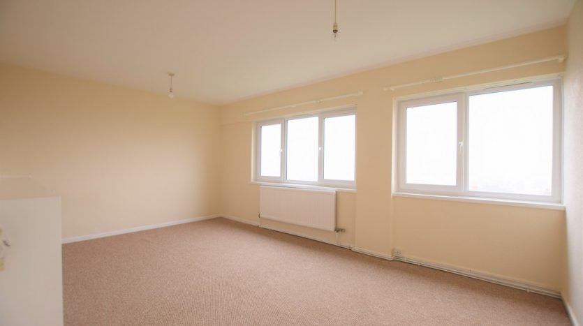 2 Bedroom Flat For Sale in Beehive Lane, Ilford, IG1 