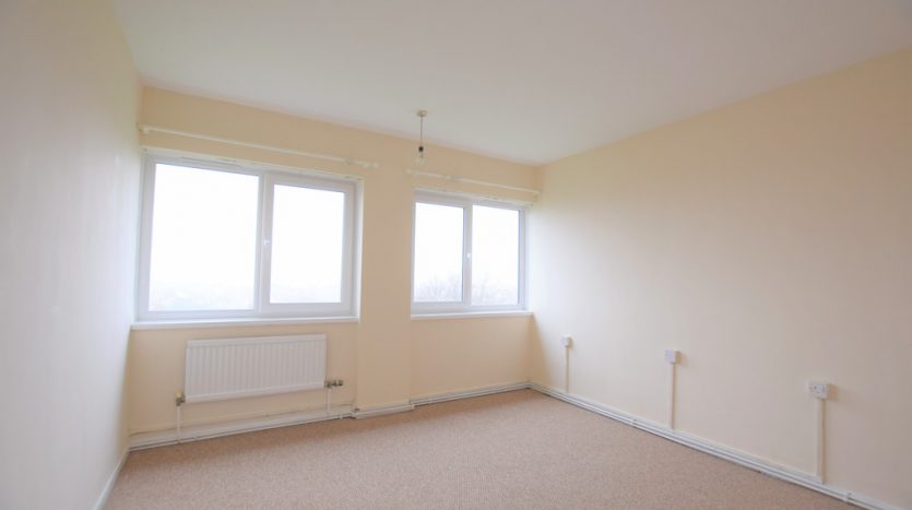 2 Bedroom Flat For Sale in Beehive Lane, Ilford, IG1 