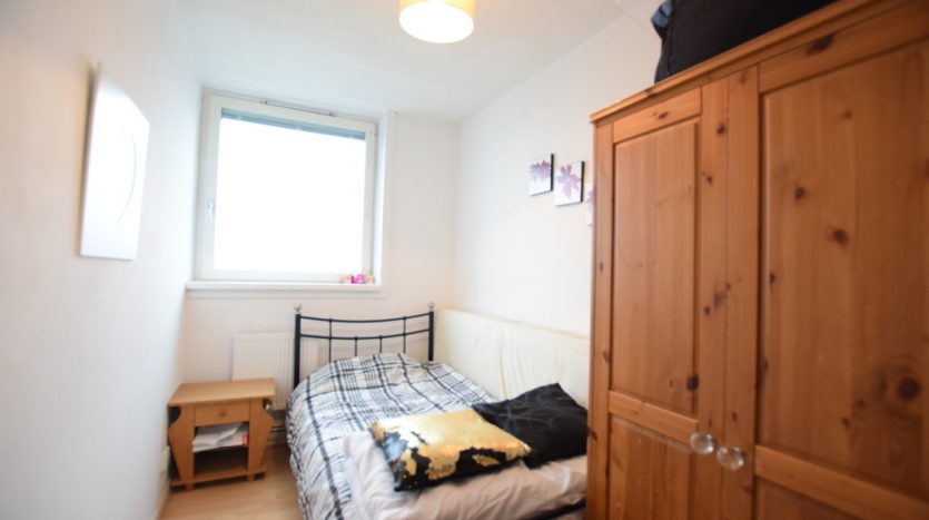 3 Bedroom Flat For Sale in Harts Lane, Barking, IG11