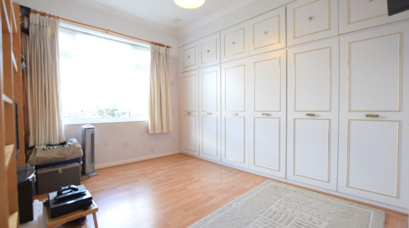 3 Bedroom Mid Terraced House To Rent in Kimberley Avenue, Ilford, IG2 