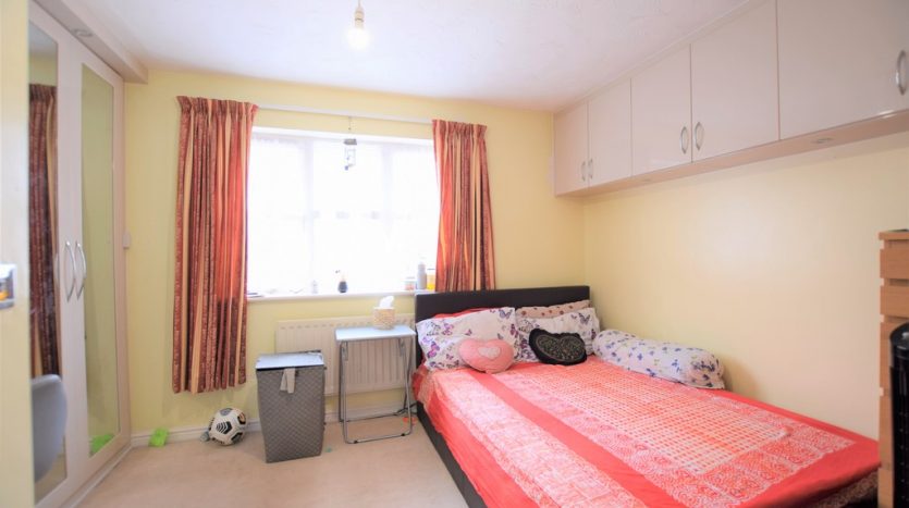 2 Bedroom Mid Terraced House To Rent in Heathside Close, Barkingside, IG2 