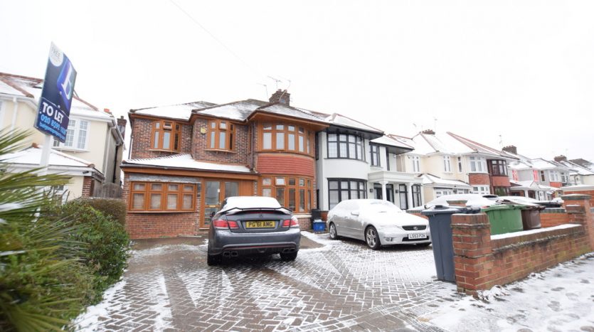 6 Bedroom Mid Terraced House To Rent in Lord Avenue, Barkingside, IG5 