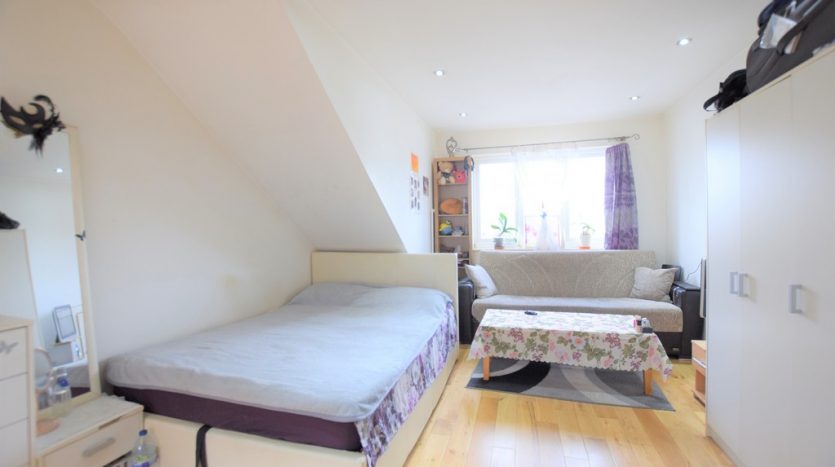 1 Bedroom Studio To Rent in Eastern Avenue, Newbury Park, IG2 
