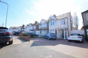 4 bedroom Houses to rent in Chalgrove Crescent Clayhall