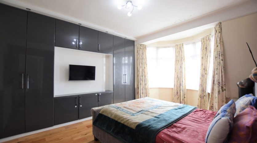 3 Bedroom Mid Terraced House To Rent in Campbell Avenue, Gants Hill, IG6 