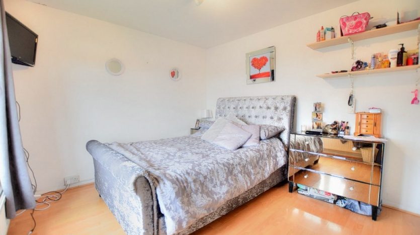 1 Bedroom Apartment To Rent in Tomswood Hill, Chigwell, IG6 