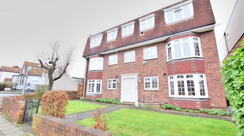 1 Bedroom Apartment To Rent in Tomswood Hill, Chigwell, IG6 