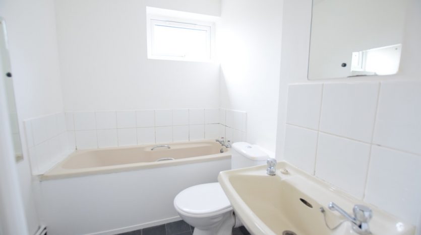 1 Bedroom Studio For Sale in Blacksmiths Close, Chadwell Heath, RM6 