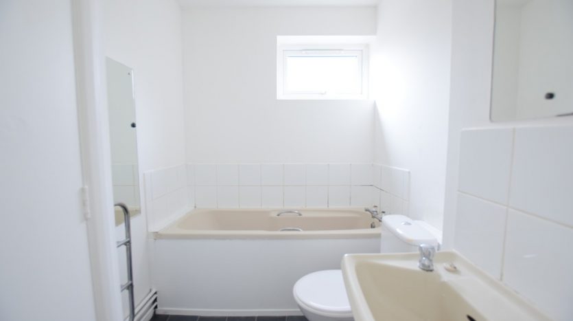 1 Bedroom Studio For Sale in Blacksmiths Close, Chadwell Heath, RM6 