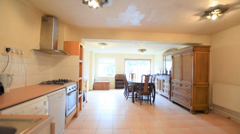 4 Bedroom Mid Terraced House For Sale in Great Cullings, Romford, RM7 