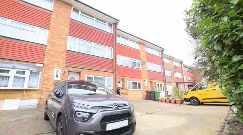 4 Bedroom Mid Terraced House For Sale in Great Cullings, Romford, RM7 