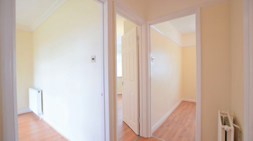 2 Bedroom Ground Floor Flat To Rent in Fullwell Avenue, Clayhall, IG5 