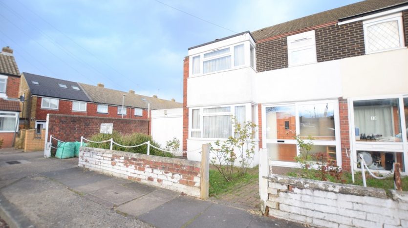 3 Bedroom End Terraced House For Sale in Bysouth Close, Clayhall, IG5 