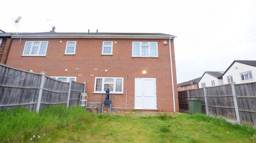 3 Bedroom End Terraced House To Rent in Hurstleigh Gardens, Clayhall, IG5 