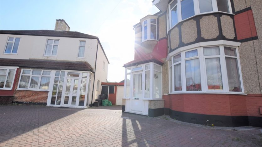 4 Bedroom End Terraced House To Rent in Aintree Crescent, Ilford, IG6 
