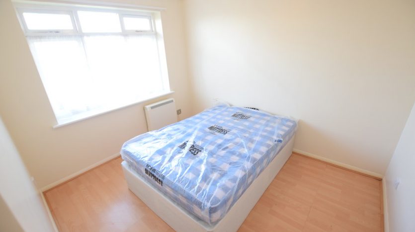 1 Bedroom Flat To Rent in Springfield Drive, Newbury Park, IG2 