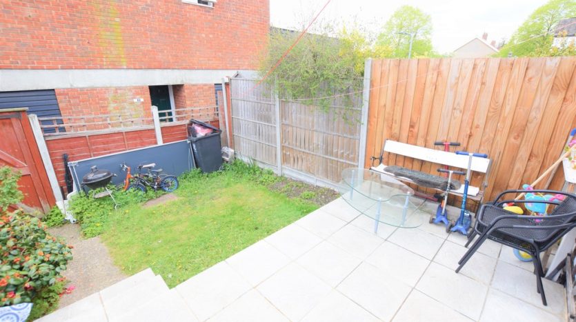 3 Bedroom Mid Terraced House To Rent in Limes Avenue, Chigwell, IG7 