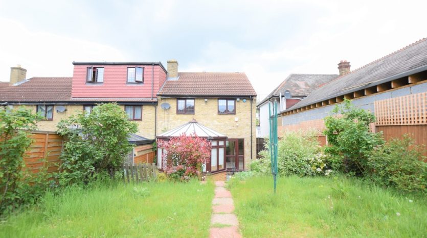 3 Bedroom End Terraced House To Rent in Chigwell Road, Woodford Green, IG8 