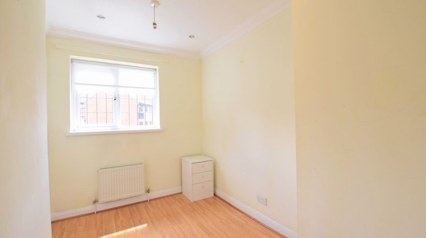 3 Bedroom End Terraced House To Rent in Chigwell Road, Woodford Green, IG8 