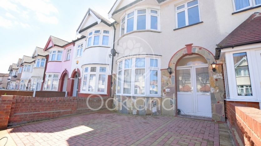 5 Bedroom Mid Terraced House To Rent in South Park Road, Seven Kings, IG1 