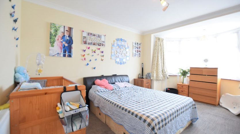 4 Bedroom Mid Terraced House To Rent in Mighell Avenue, Ilford, IG4 